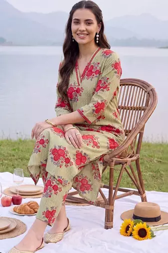 women floral printed regular cotton kurta with trousers