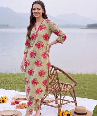 women floral printed regular cotton kurta with trousers 3