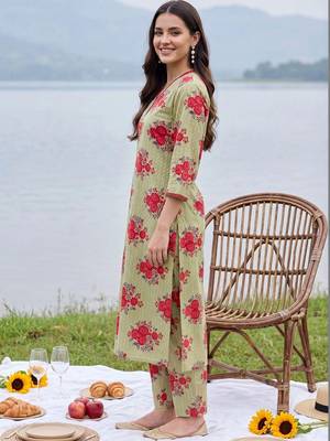 women floral printed regular cotton kurta with trousers 4