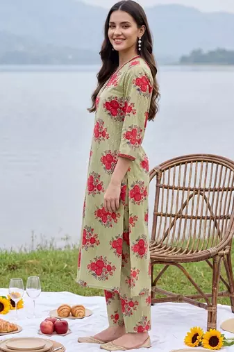 women floral printed regular cotton kurta with trousers