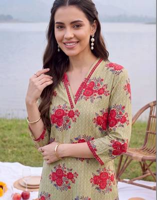 women floral printed regular cotton kurta with trousers 5