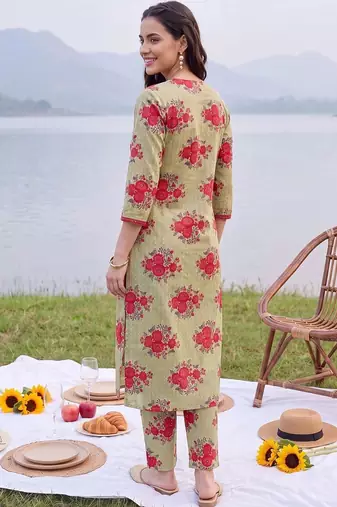 women floral printed regular cotton kurta with trousers