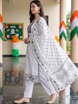 women ethnic motifs embroidered regular mirror work cotton kurta with trousers & with dupatta 4