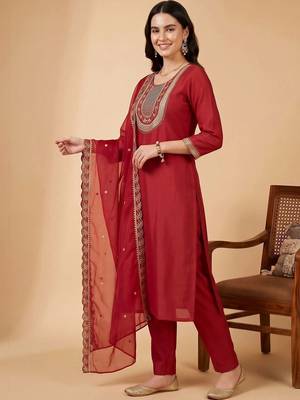 women ethnic motifs embroidered regular liva kurta with trousers & with dupatta 3