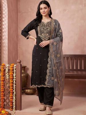 women ethnic motifs embroidered regular kurta with trousers & with dupatta 1