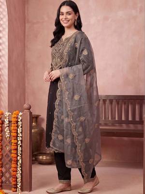 women ethnic motifs embroidered regular kurta with trousers & with dupatta 2