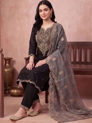 women ethnic motifs embroidered regular kurta with trousers & with dupatta 4