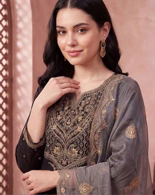 women ethnic motifs embroidered regular kurta with trousers & with dupatta 5