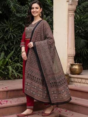 women printed regular gotta patti cotton kurta with trousers & with dupatta 3
