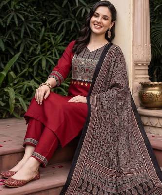 women printed regular gotta patti cotton kurta with trousers & with dupatta 5