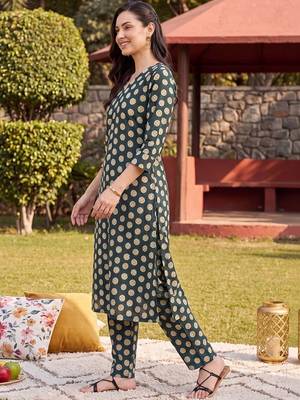 women printed regular cotton kurta with trousers 2