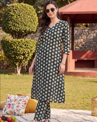 women printed regular cotton kurta with trousers 3