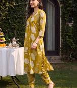 women floral printed pleated cotton kurta with trousers