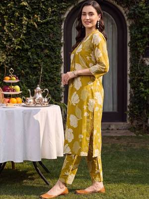 women floral printed pleated cotton kurta with trousers 3