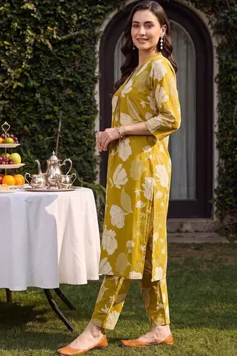 women floral printed pleated cotton kurta with trousers