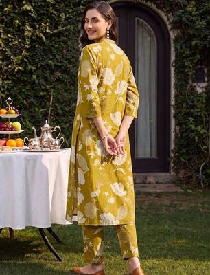 women floral printed pleated cotton kurta with trousers 4