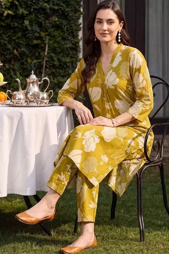 women floral printed pleated cotton kurta with trousers