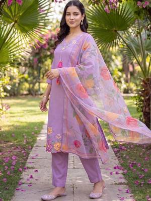 women floral embroidered regular thread work kurta with trousers & with dupatta 1