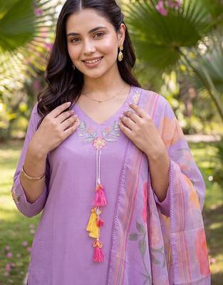 women floral embroidered regular thread work kurta with trousers & with dupatta 2