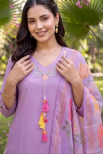 women floral embroidered regular thread work kurta with trousers & with dupatta