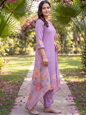 women floral embroidered regular thread work kurta with trousers & with dupatta 3