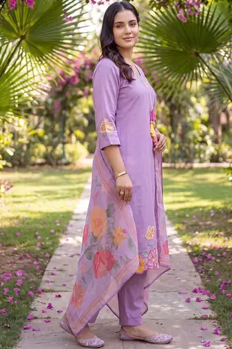 women floral embroidered regular thread work kurta with trousers & with dupatta