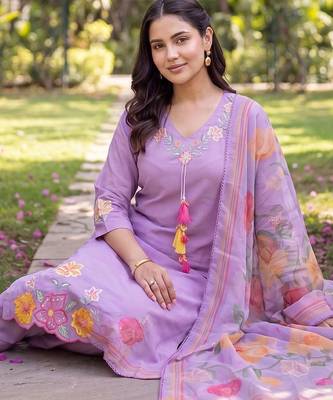 women floral embroidered regular thread work kurta with trousers & with dupatta 5