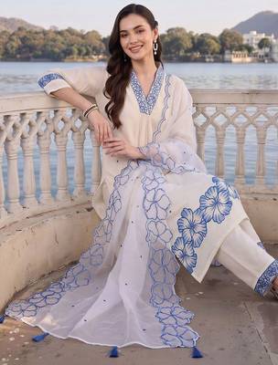 women floral embroidered regular thread work kurta with trousers & with dupatta 2