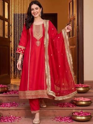 women ethnic motifs embroidered regular kurta with trousers & with dupatta 1