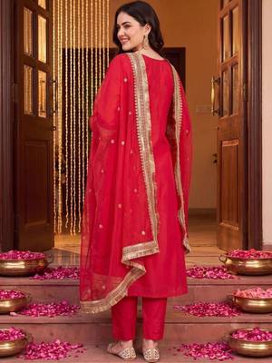 women ethnic motifs embroidered regular kurta with trousers & with dupatta 2