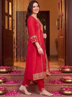 women ethnic motifs embroidered regular kurta with trousers & with dupatta 3