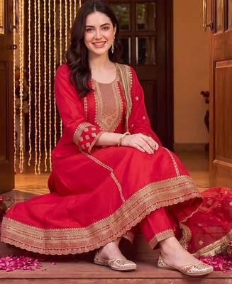women ethnic motifs embroidered regular kurta with trousers & with dupatta 5