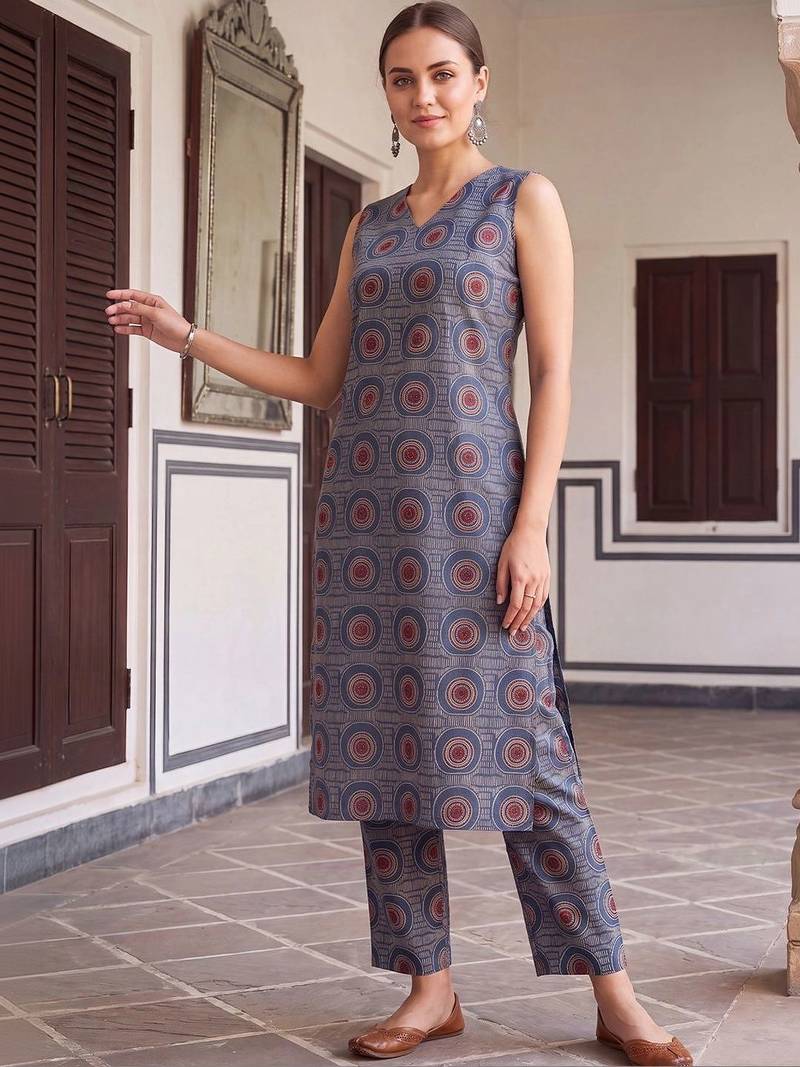 women printed regular cotton kurta with trousers