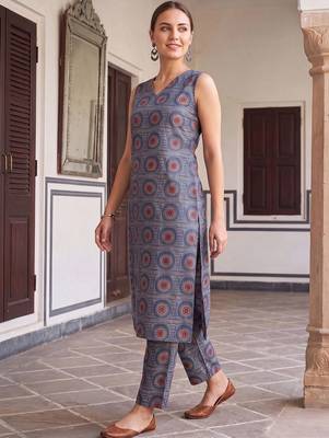 women printed regular cotton kurta with trousers 3