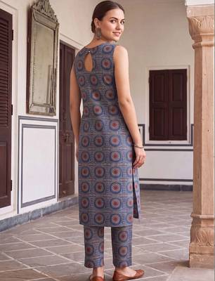 women printed regular cotton kurta with trousers 4