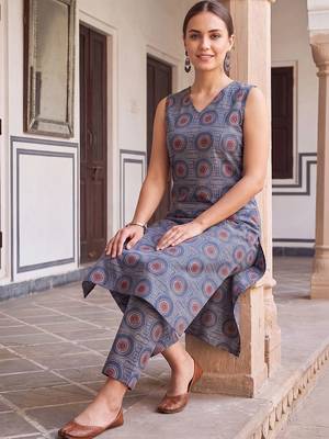 women printed regular cotton kurta with trousers 5