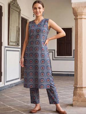 women printed regular cotton kurta with trousers 6