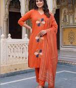 women floral printed regular cotton kurta with trousers & with dupatta