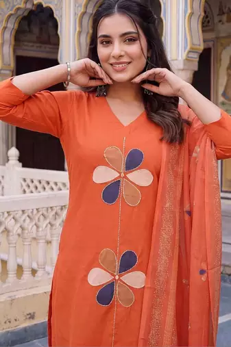 women floral printed regular cotton kurta with trousers & with dupatta