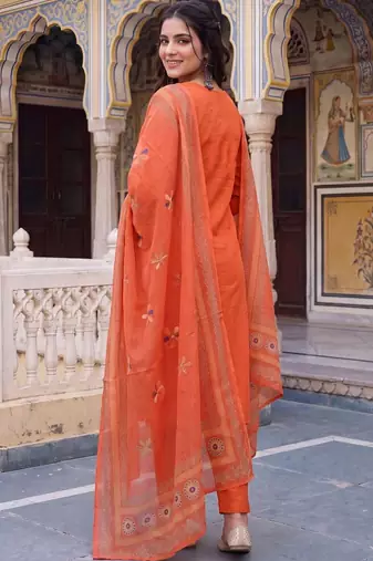 women floral printed regular cotton kurta with trousers & with dupatta