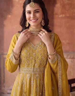 women ethnic motifs embroidered empire kurta with palazzos & with dupatta 4