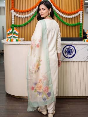 women floral embroidered regular thread work kurta with trousers & with dupatta 6