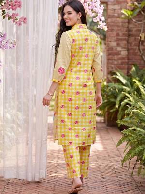 women printed regular cotton kurta with trousers 4