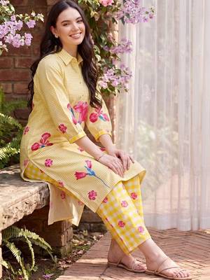 women printed regular cotton kurta with trousers 5