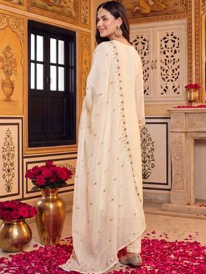 women ethnic motifs embroidered regular kurta with trousers & with dupatta 2