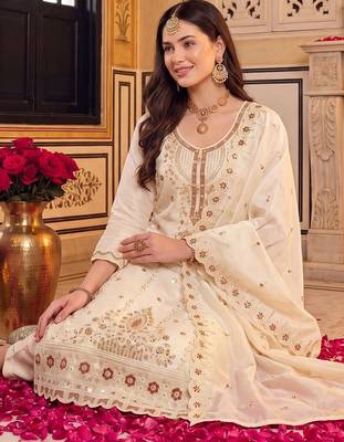 women ethnic motifs embroidered regular kurta with trousers & with dupatta 3