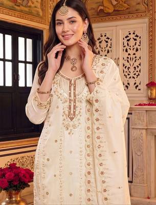 women ethnic motifs embroidered regular kurta with trousers & with dupatta 4
