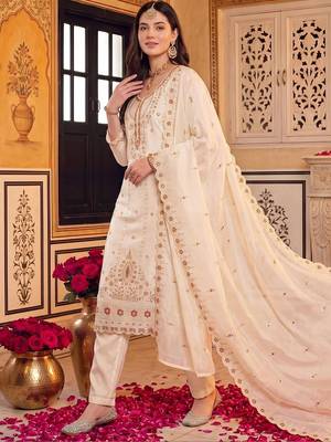 women ethnic motifs embroidered regular kurta with trousers & with dupatta 5
