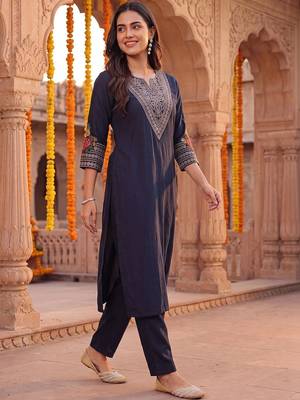 women ethnic motifs embroidered regular thread work kurta with trousers 1