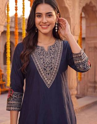 women ethnic motifs embroidered regular thread work kurta with trousers 2